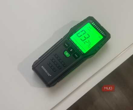 متر رطوبت روی لبه پنجره