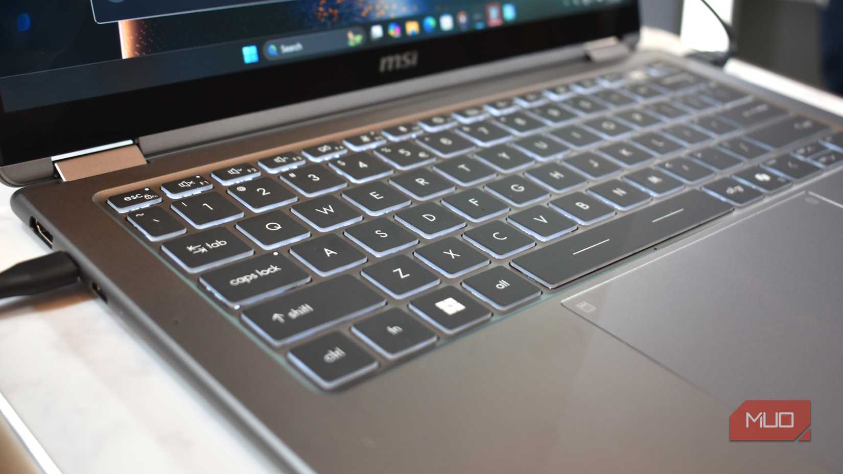 msi prestige 14 ai on stand keyboard