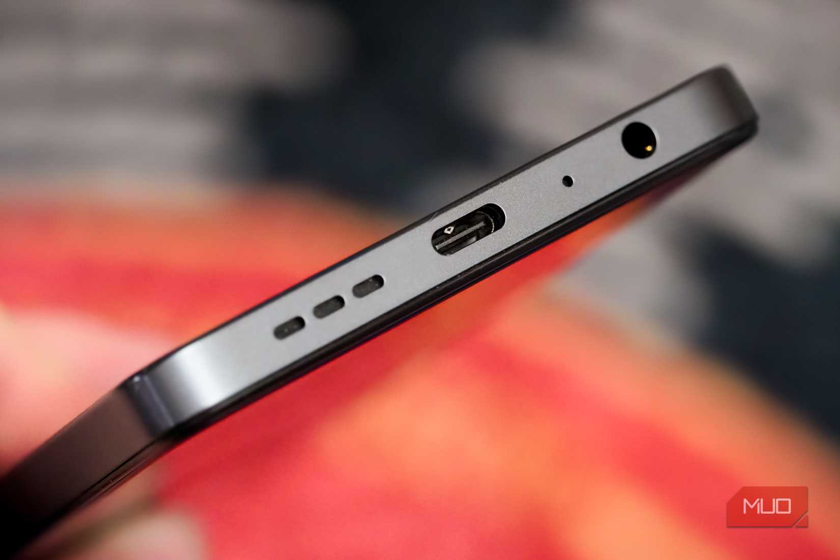 El puerto USB-C y el conector para auriculares del TCL 60 XE NXTPAPER.