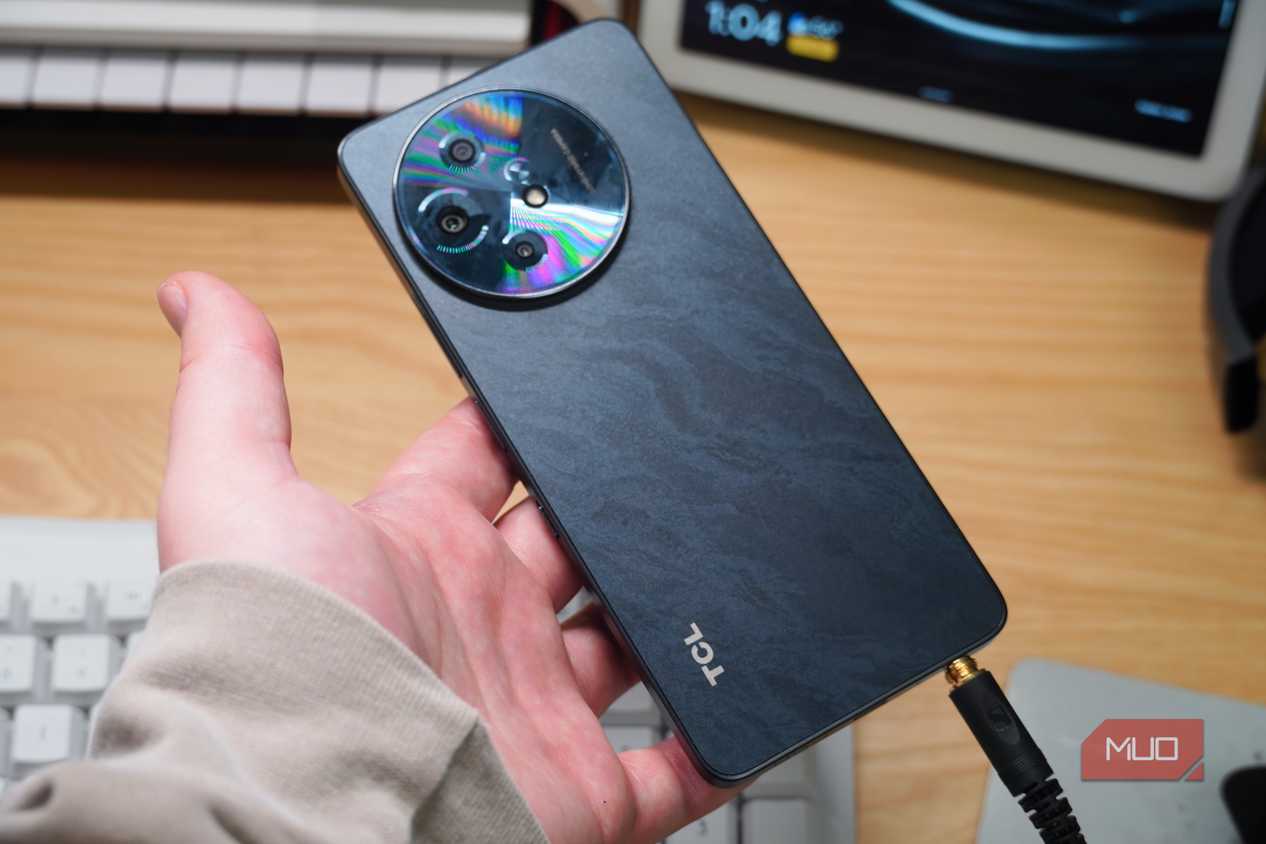 Почему современным смартфонам нужен второй разъем USB-C вместо выхода 3,5 мм TCL 60 XE NXTPAPER с подключенными наушниками
