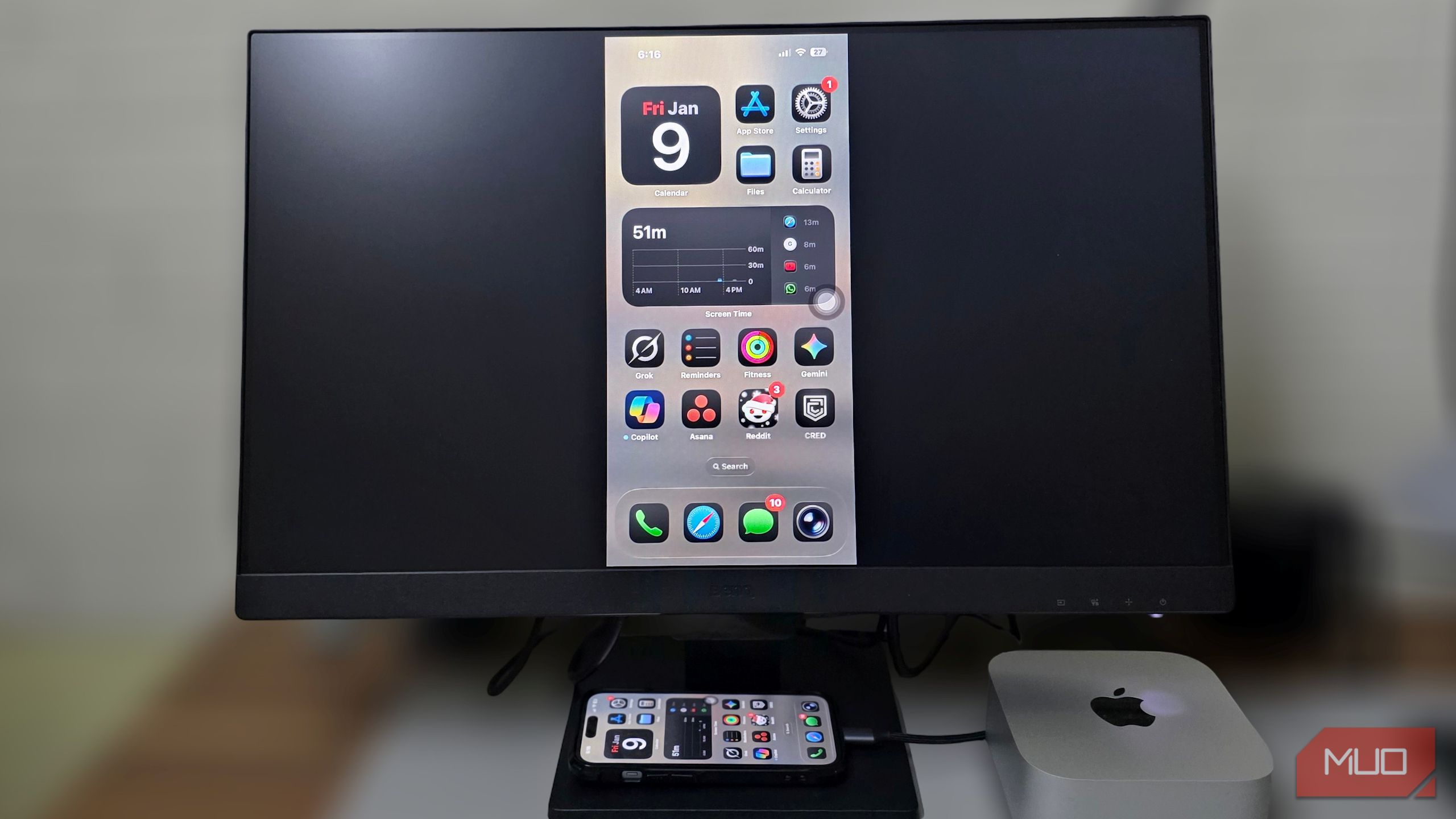 Phone screen mirrored vertically on an external monitor using USB-C-2