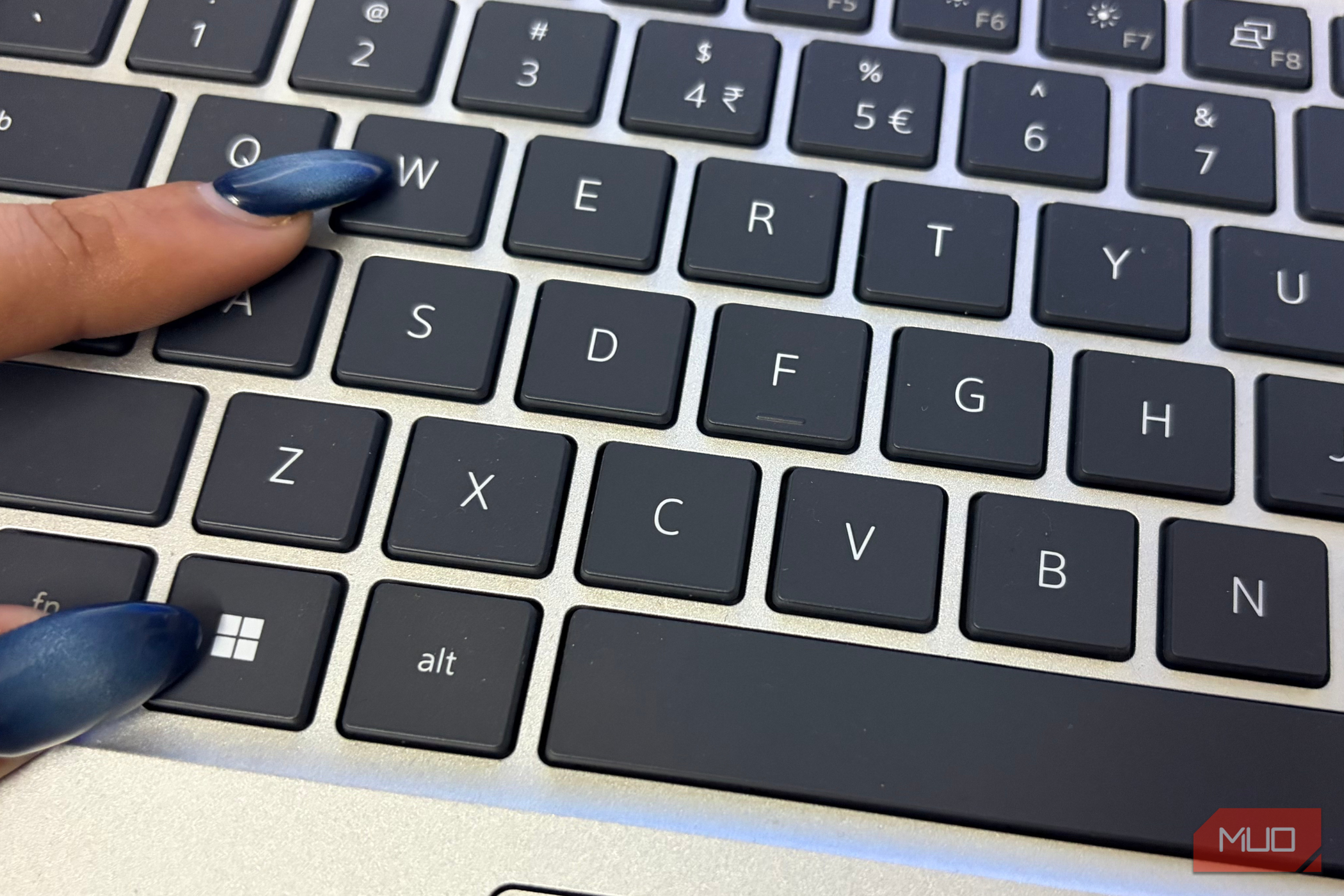 Your boring Windows lock screen is wasted space, here’s how I fixed mine