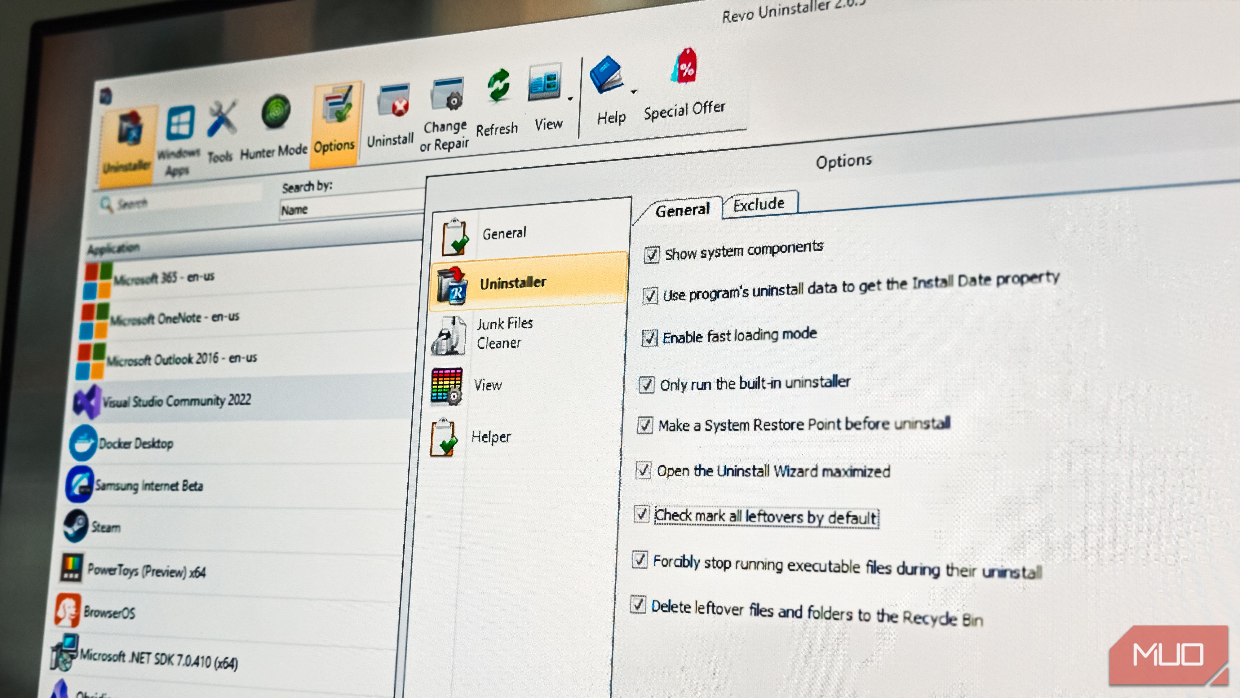 Revo uninstaller open on a BENQ Monitor