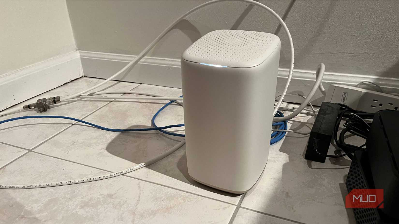 Un enrutador Wi-Fi sobre un suelo de baldosas