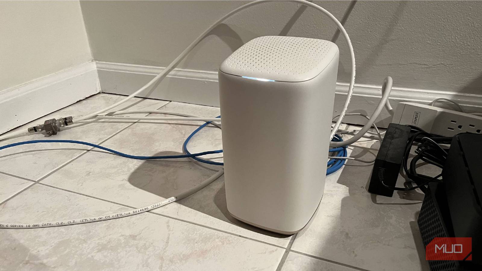 Как я избавился от ежечасных разрывов Wi-Fi соединения Роутер с индикаторами подключения в домашней обстановке