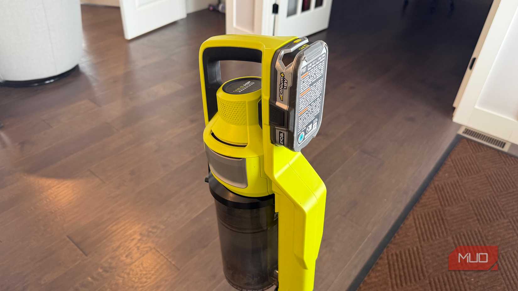 ryobi stick vacuum battery inserted