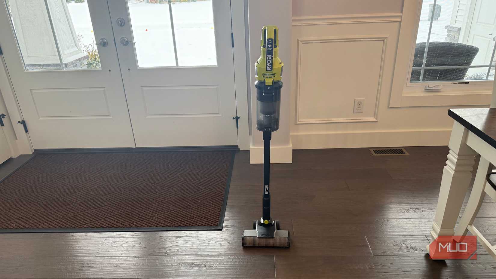 جاروبرقی میخی ریوبی ایستاده بر روی کف چوبی