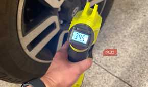ryobi tire inflator inflating a car tire