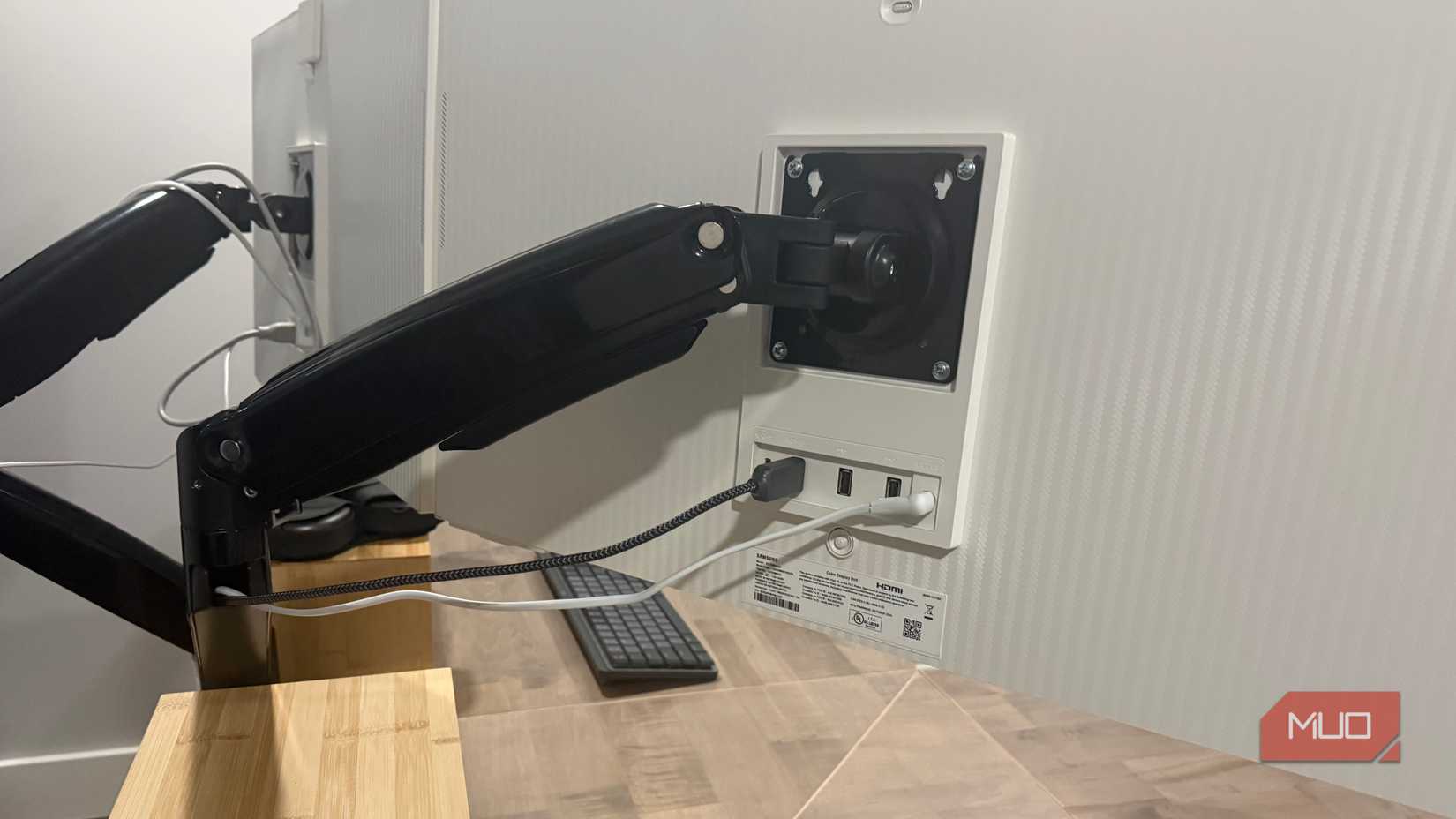 আমি এই পোর্ট ছাড়া অন্য মনিটর কিনব না