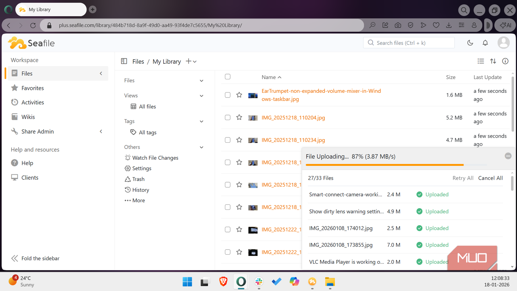 Seafile ব্রাউজার ক্লায়েন্ট থেকে ফাইল আপলোড করা হচ্ছে।
