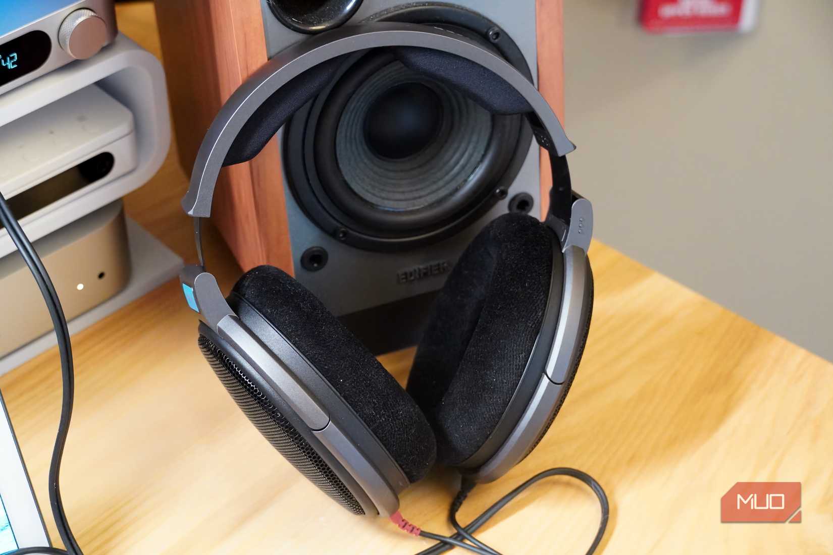 The Sennheiser HD 600 leaning against a speaker.