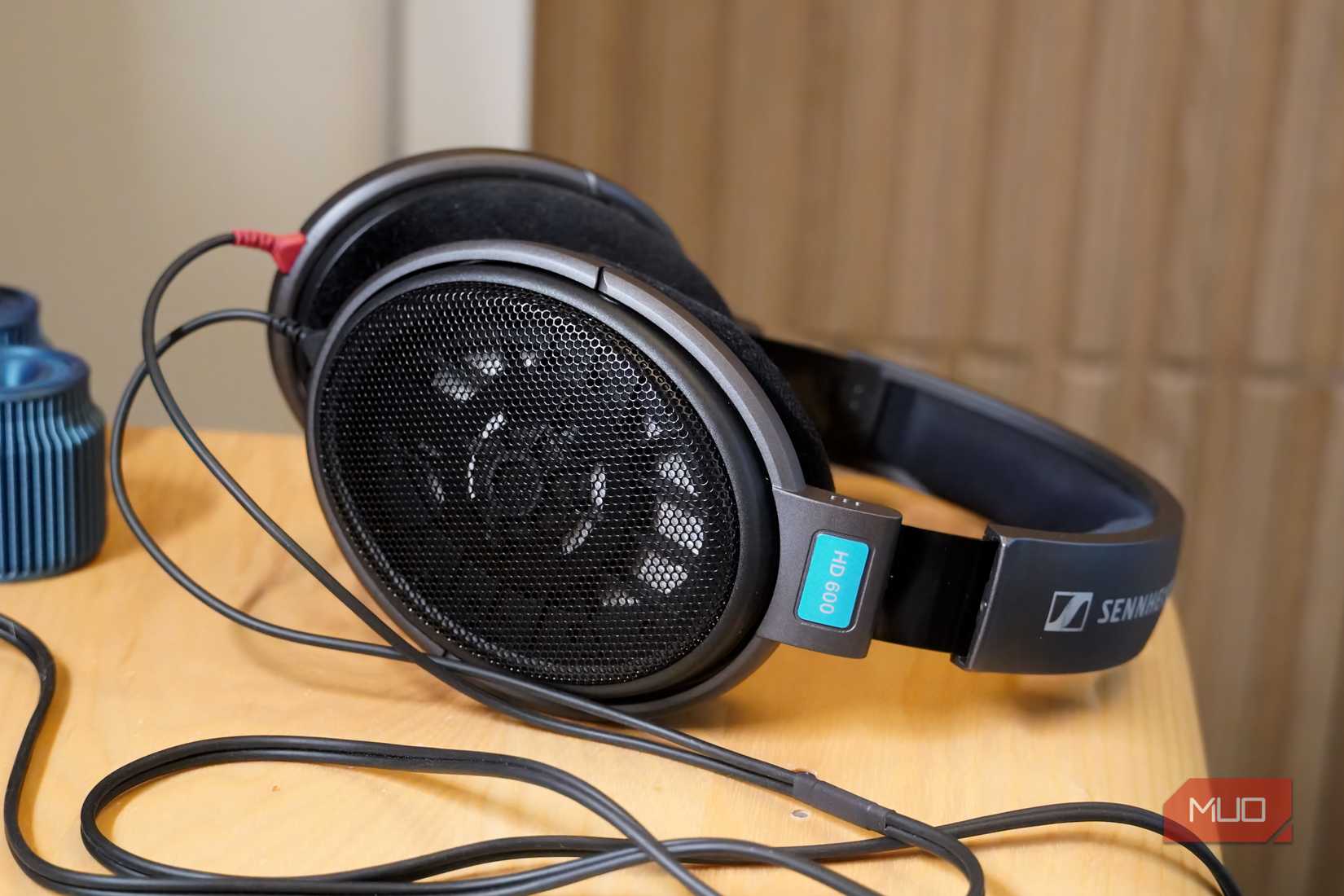 The side profile of the Sennheiser HD 600 laying on a desk.