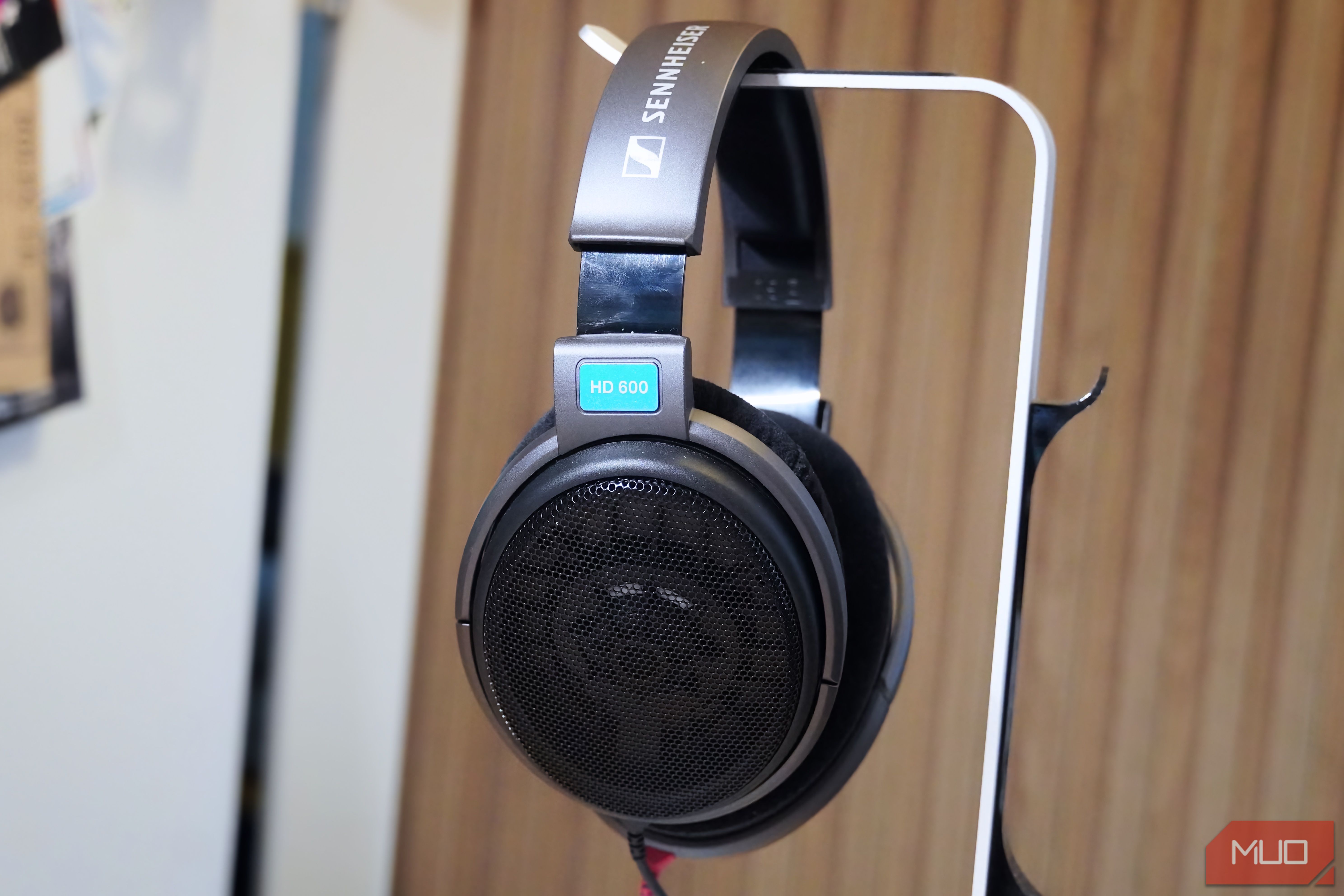 The side profile of the Sennheiser HD 600 headphones.