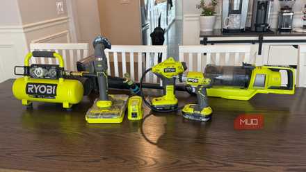 چند ابزار برقی Ryobi روی میز-1
