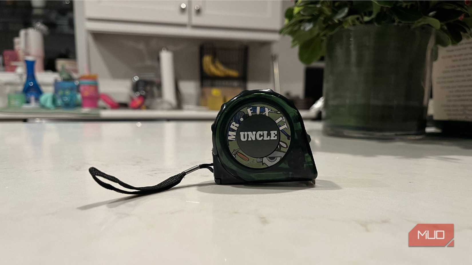 Una cinta métrica sobre una encimera.