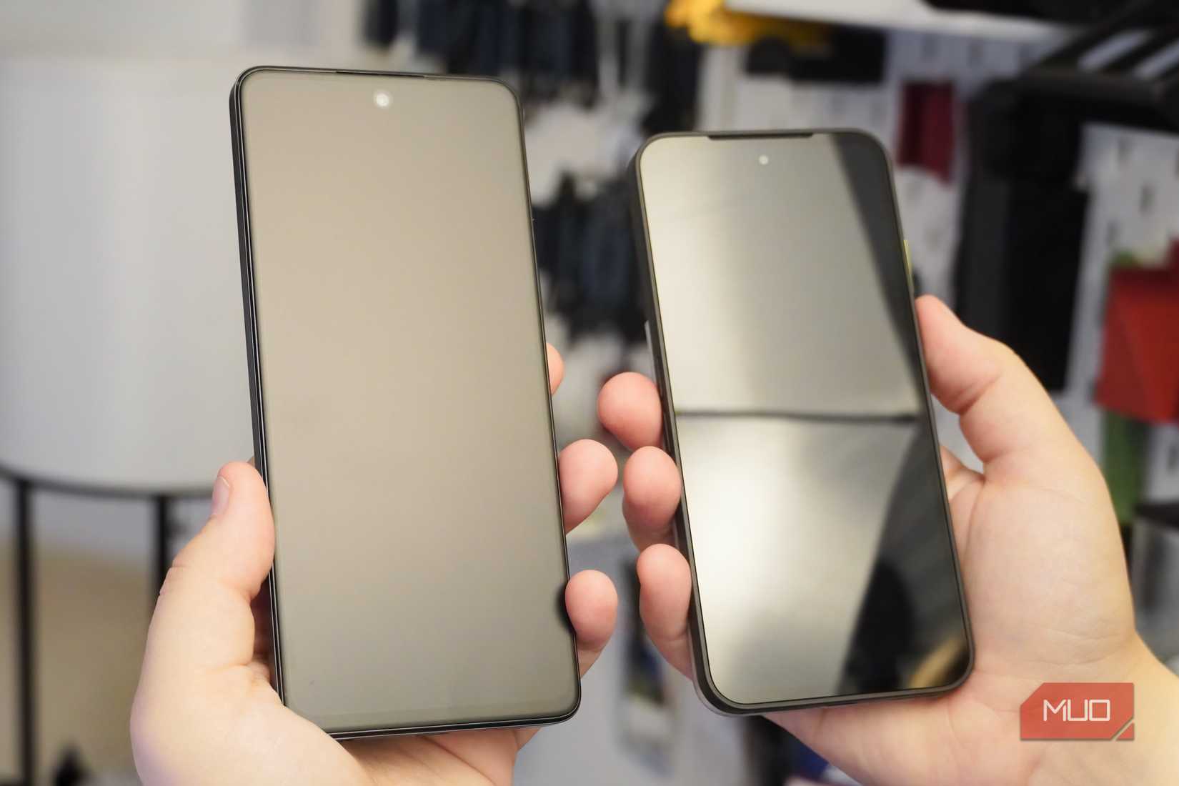 The glare comparison between the TCL 60 XE NXTPAPER 5G (left) and the Fairphone 6 (right).