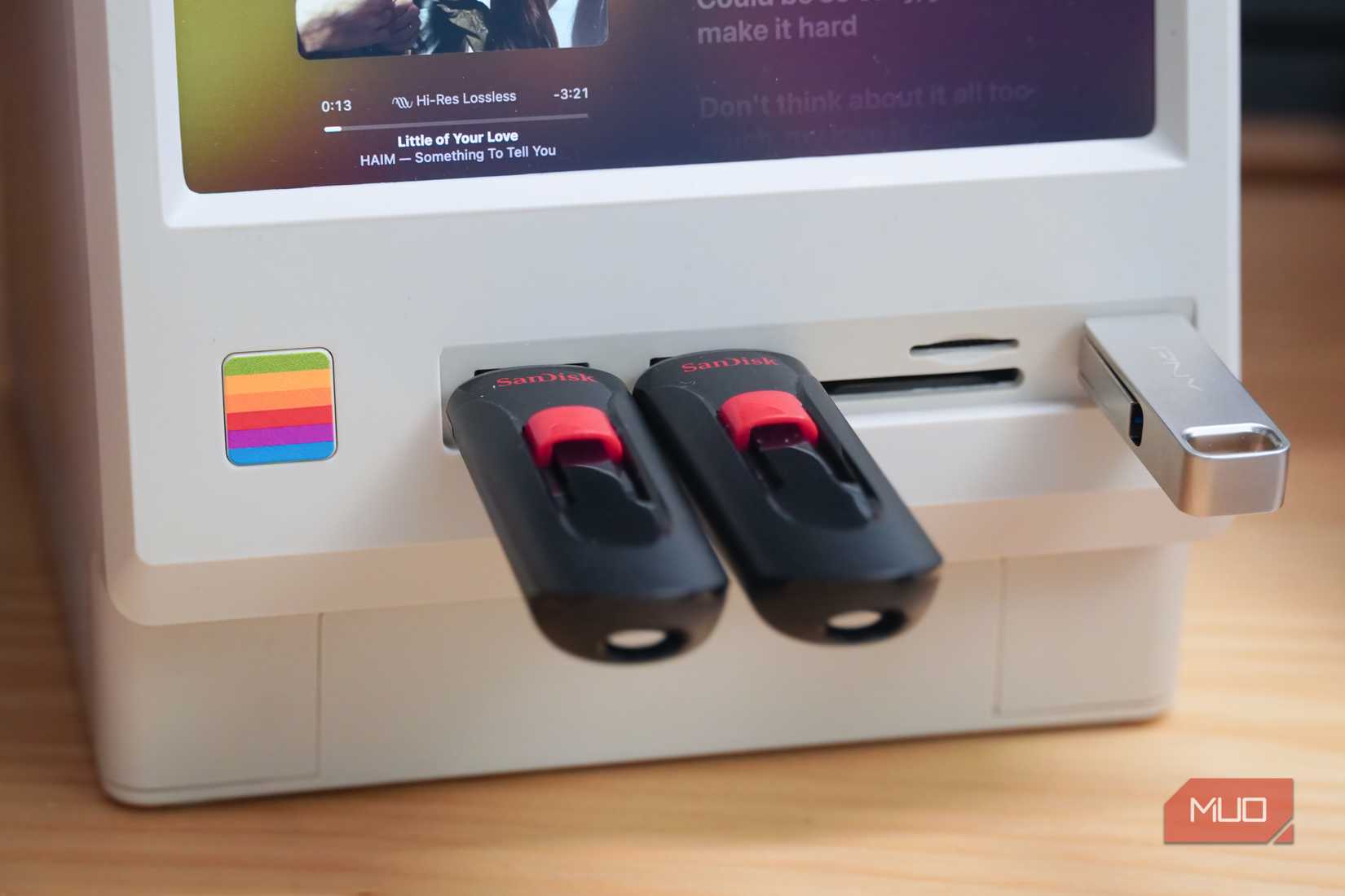 USB ドライブはドッキング ステーションに接続されています。