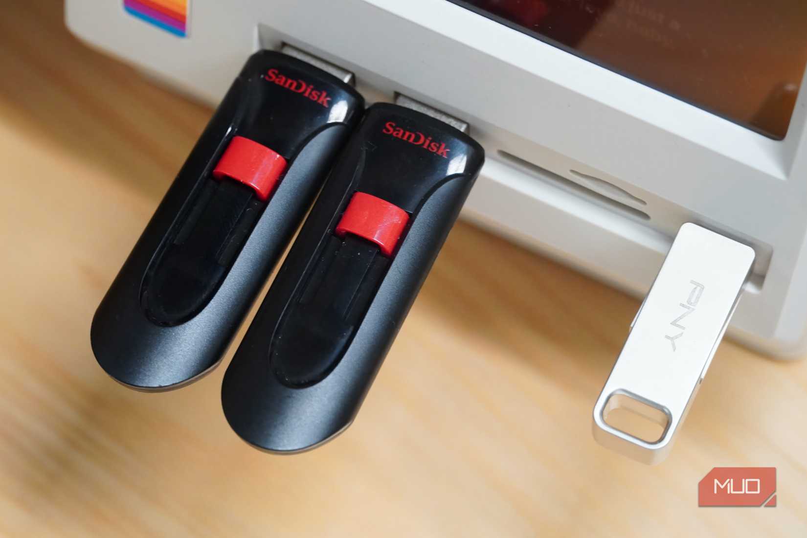 USB ドライブはドッキング ステーションに接続されています。
