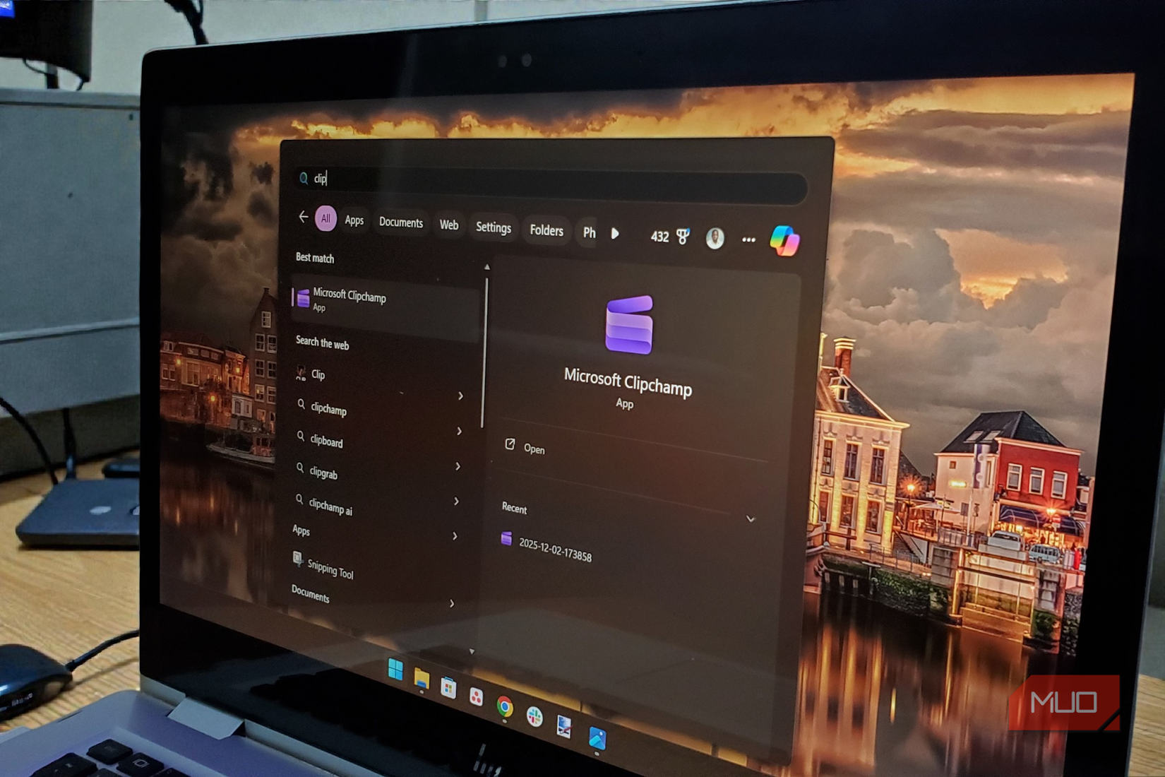Windows の[スタート]メニューが表示されたラップトップ画面。Clipchamp が検索結果のトップに表示されます。