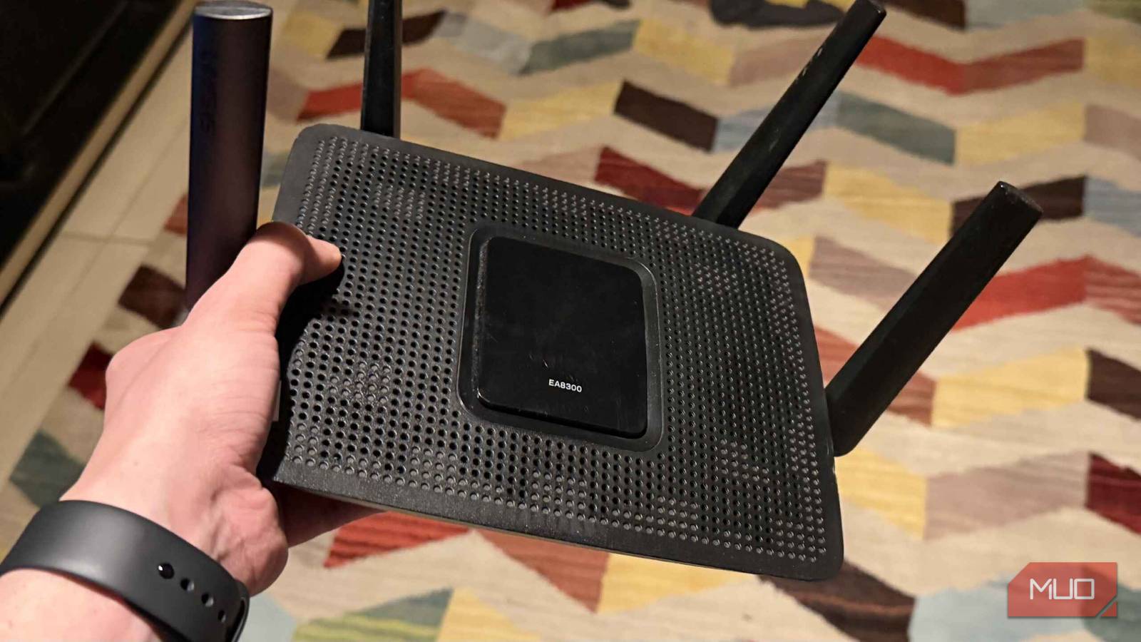 Как подарить вторую жизнь старому роутеру Роутер Linksys EA8300 в руке пользователя