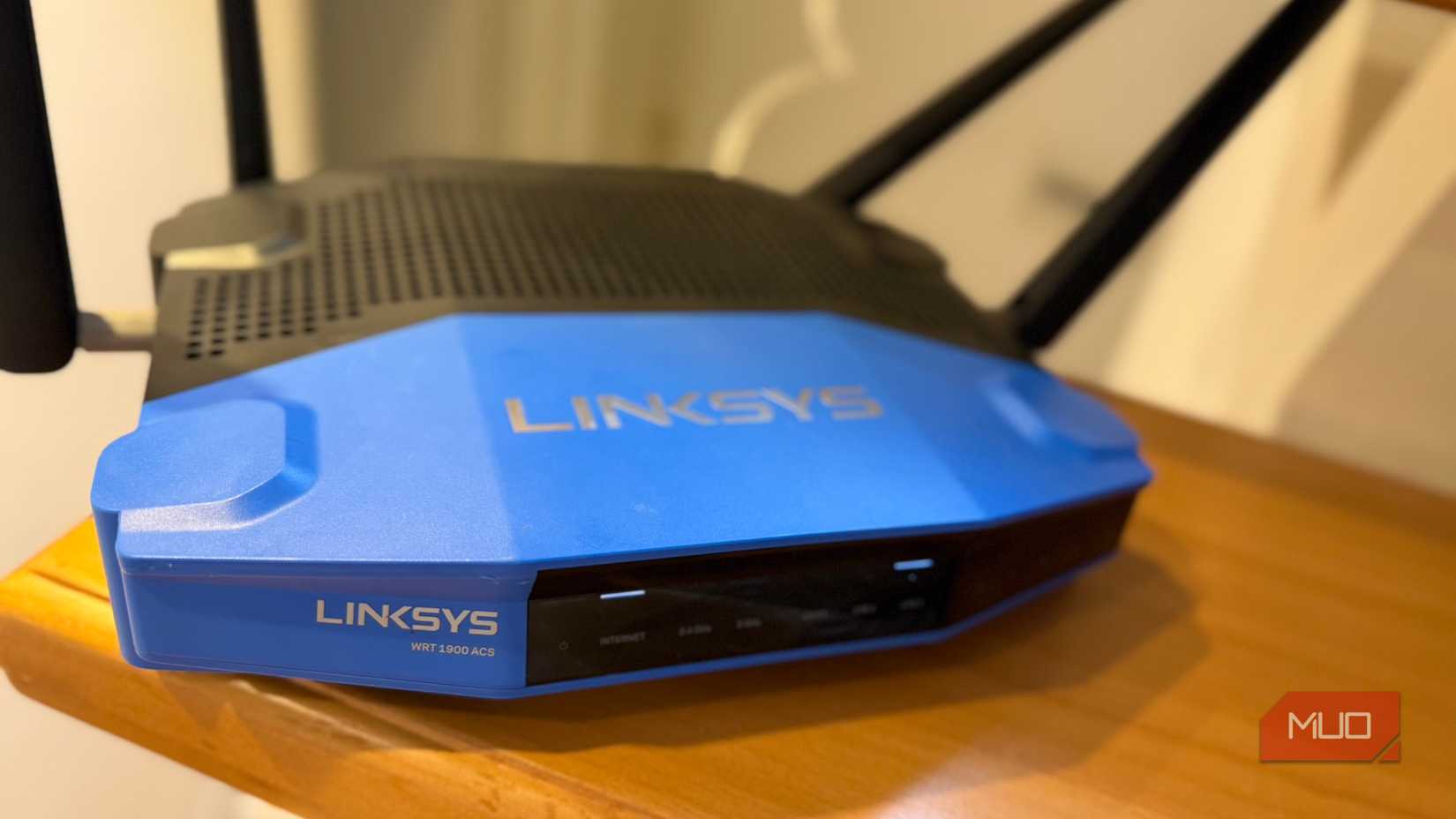 A Linksys router with four wifi antennae