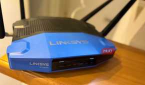 A Linksys router with four wifi antennae