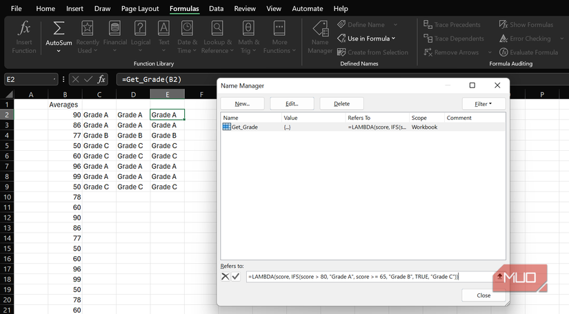 Una lista de promedios con un LAMBDA personalizado guardado en el Administrador de nombres que se utiliza para obtener calificaciones.
