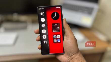 Téléphone Android affichant un écran d'accueil et des widgets divisés