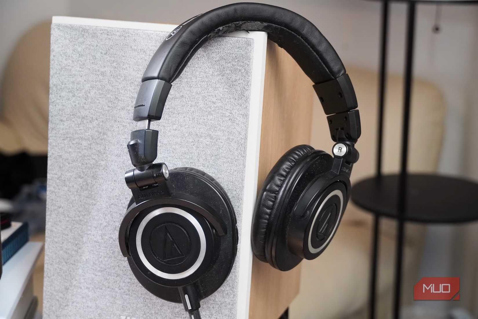 Auriculares ATH-M50x de Audio Technica apoyados en un altavoz.