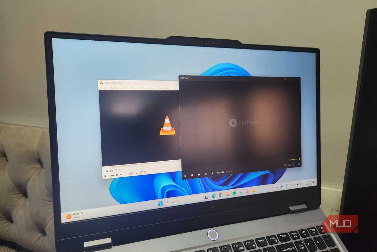 Laptop showing VLC and PotPlayer