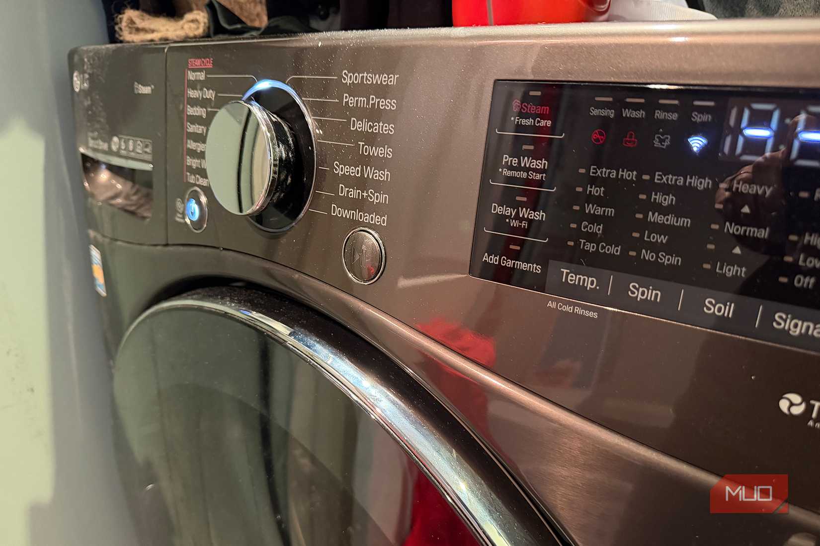 এলজি ওয়াশিং মেশিনের বোতামগুলির পাশের দৃশ্য।