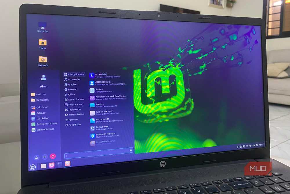 Linux Mint 22.3 desktop interface