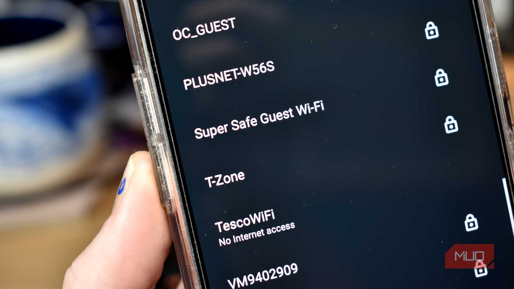 স্মার্টফোনের স্ক্রিনে ওয়াইফাই নেটওয়ার্কের তালিকা।