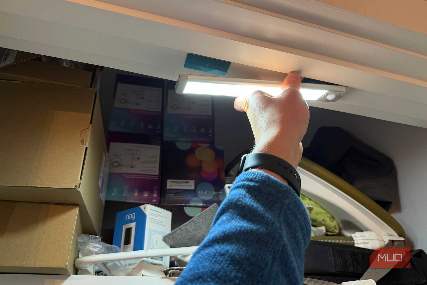 MCGOR under-cabinet light magnetic mount