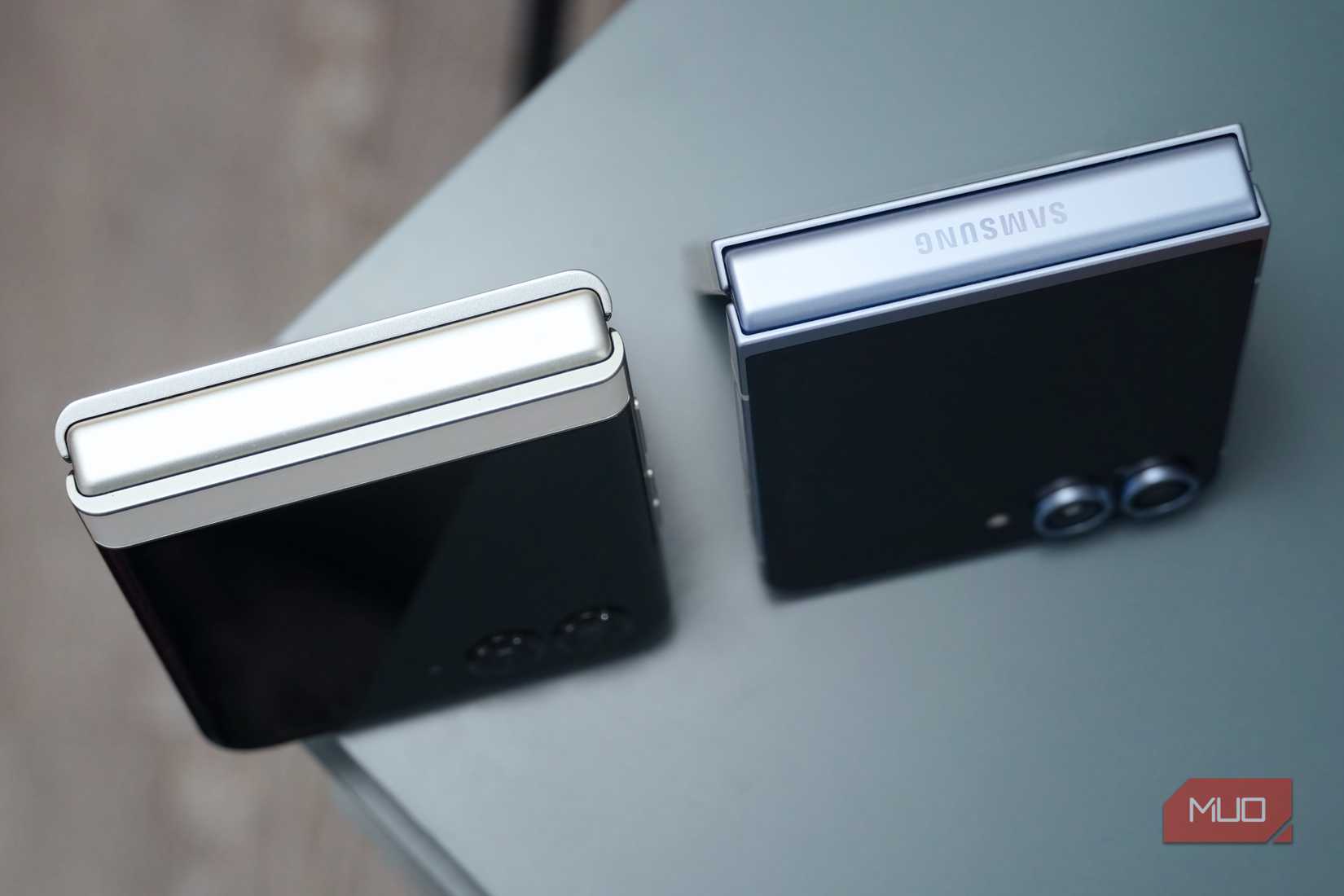 Samsung Galaxy Z Flip 6 এবং Motorola Razr 2025-এর টপ-ডাউন তুলনা।