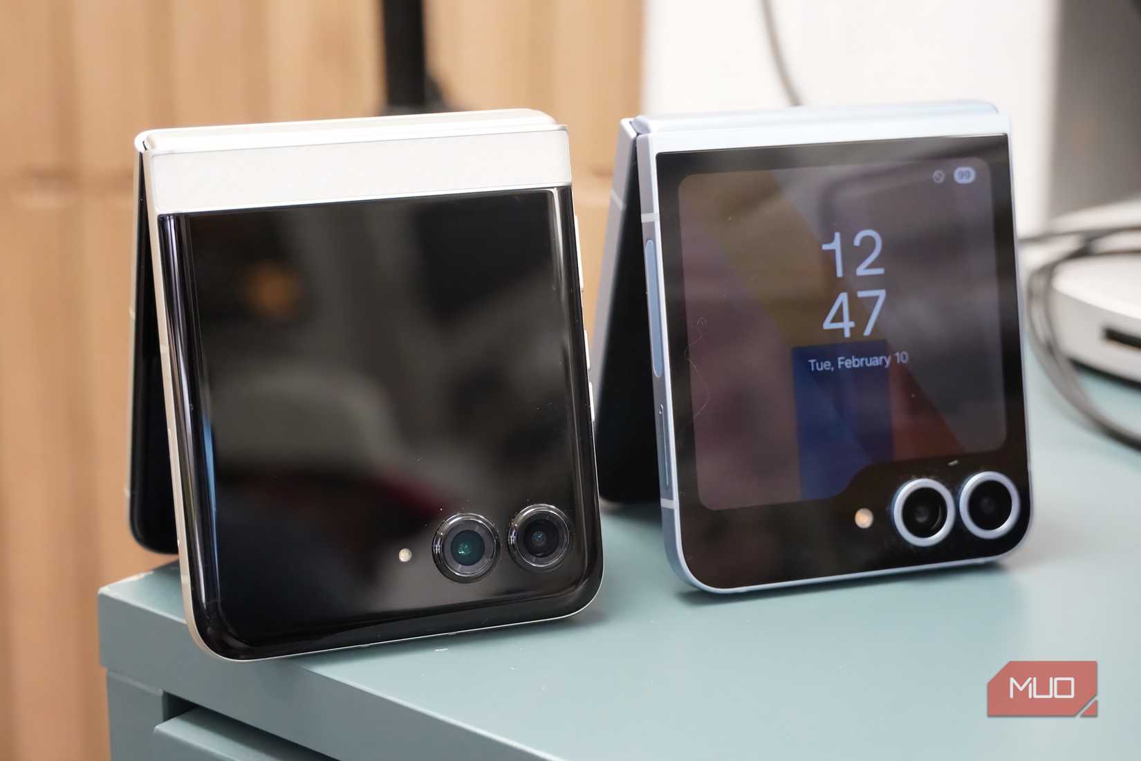 Moto Razr 2025 কে Samsung Galaxy Z Flip 6 এর সাথে তুলনা করা হয়।