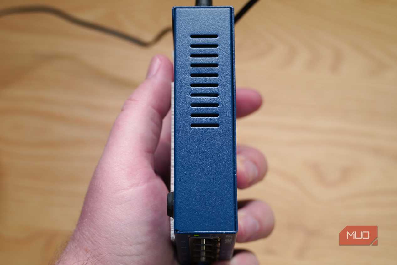 The side view of an unmanaged switch.