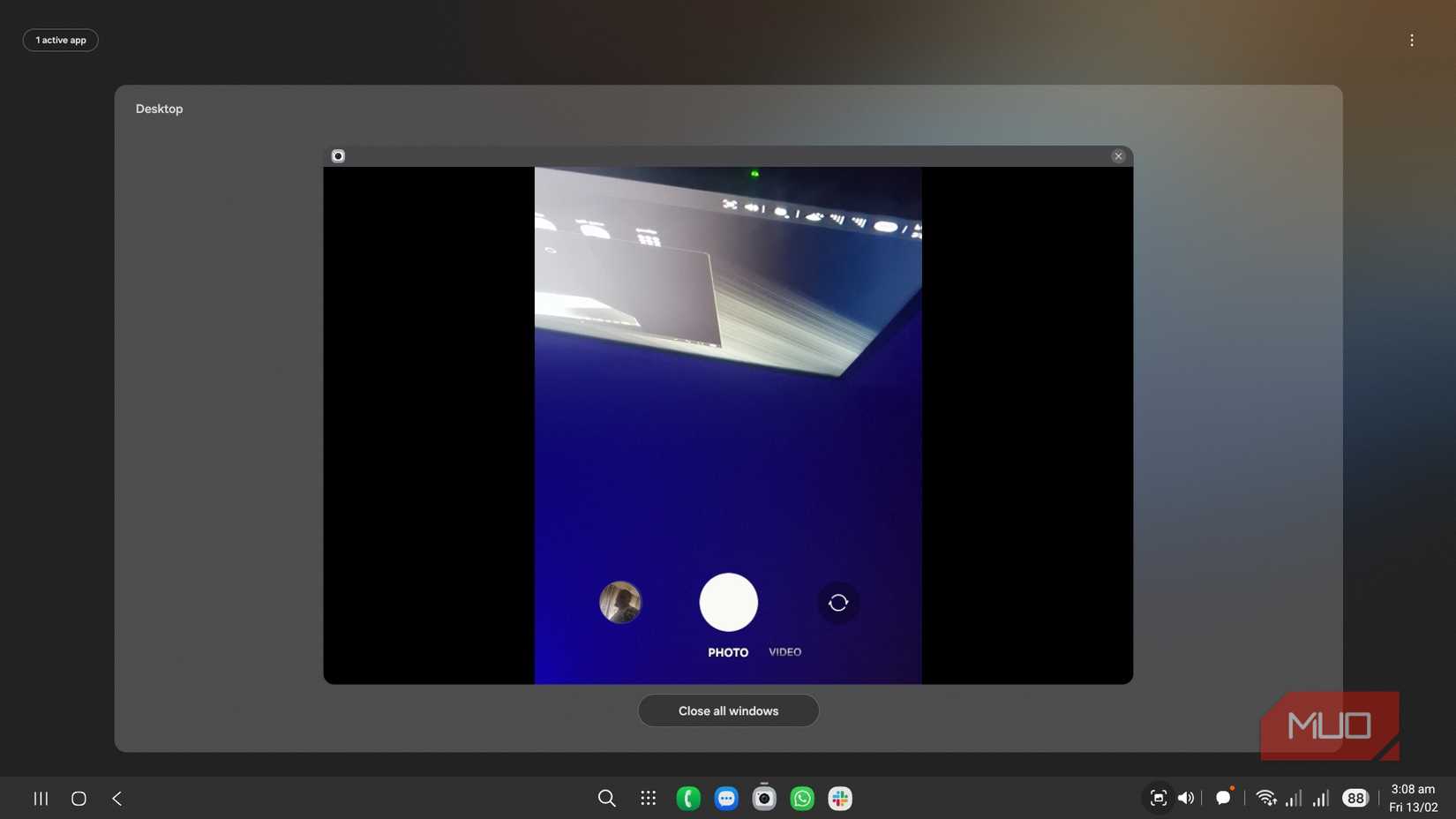 Samsung DeX task switcher showing a preview window of the camera app active on the desktop.