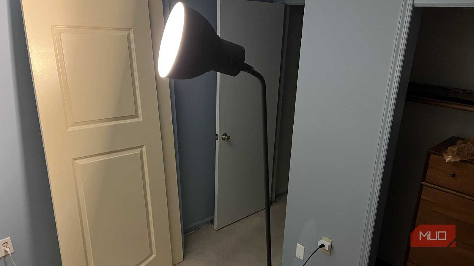 Un enchufe inteligente que se utiliza para alimentar una lámpara de pie.