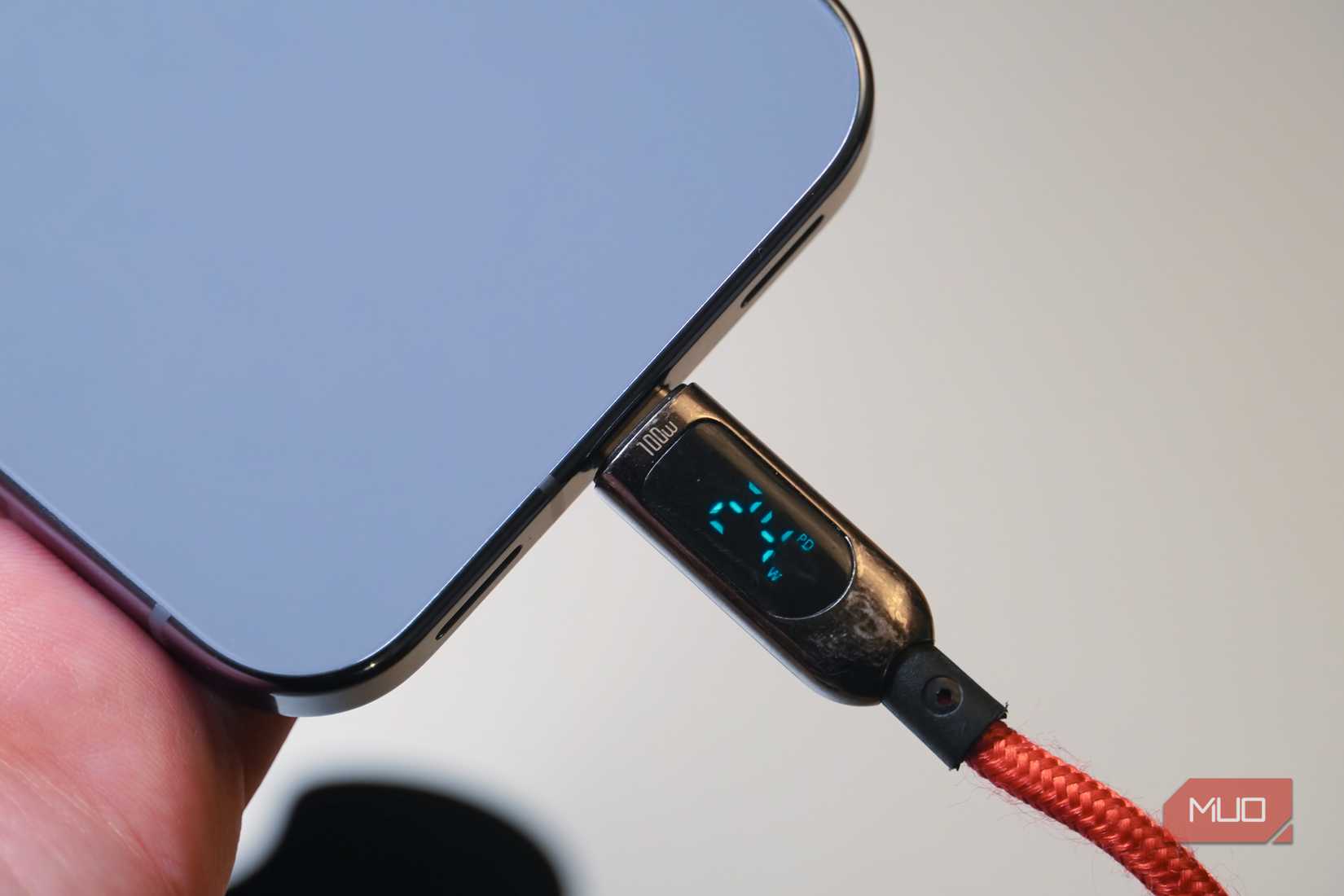 USB-C কেবল স্ক্রিন চালু রেখে Pixel 10 Pro চার্জ করছে। 