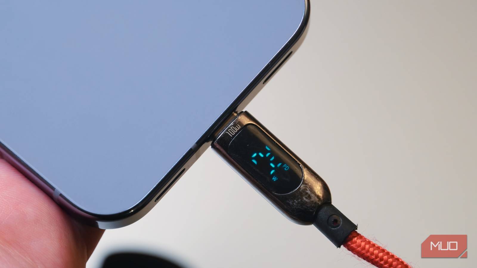 يبدو كل كابل USB-C متطابقًا، لكن هذه الشريحة الصغيرة تخبرك أي منها يعمل بالفعل يبدو كل كابل USB-C متطابقًا، لكن هذه الشريحة الصغيرة تخبرك أي منها يعمل بالفعل