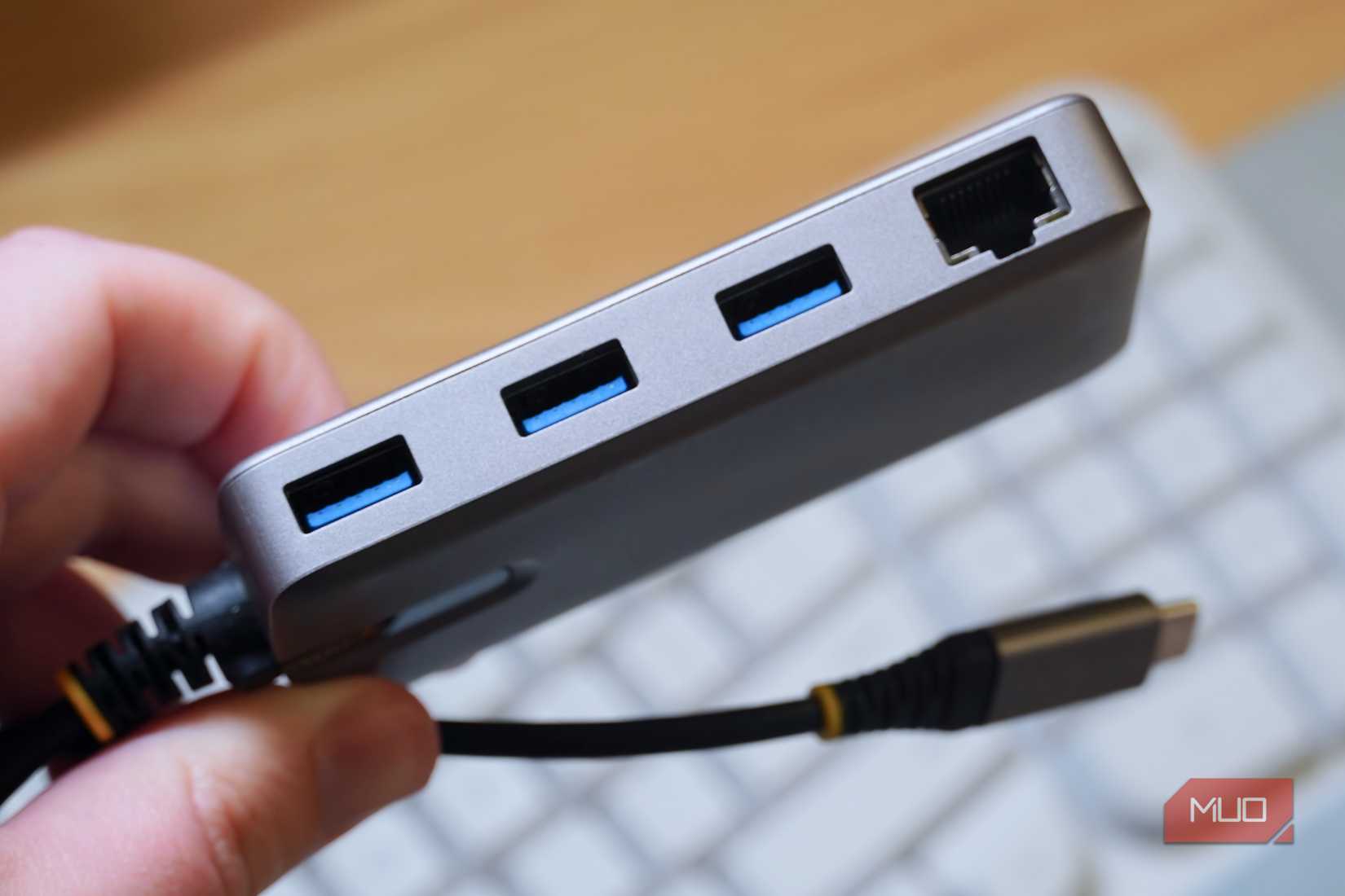 StarTech USB-C হাব তিনটি USB-A পোর্ট এবং একটি ইথারনেট জ্যাক দেখাচ্ছে৷