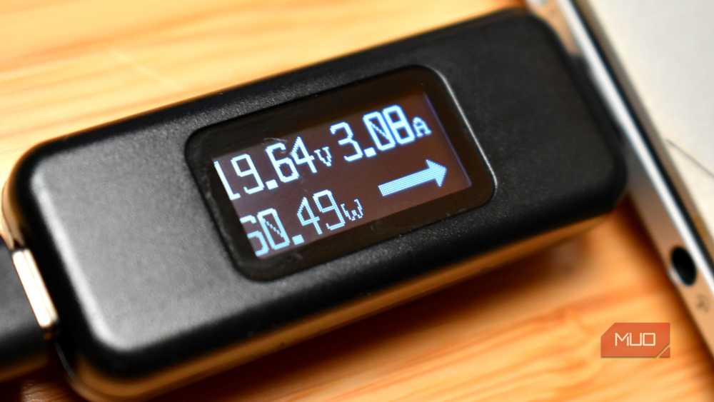 A USB tester connected to a laptop showing port capabilities