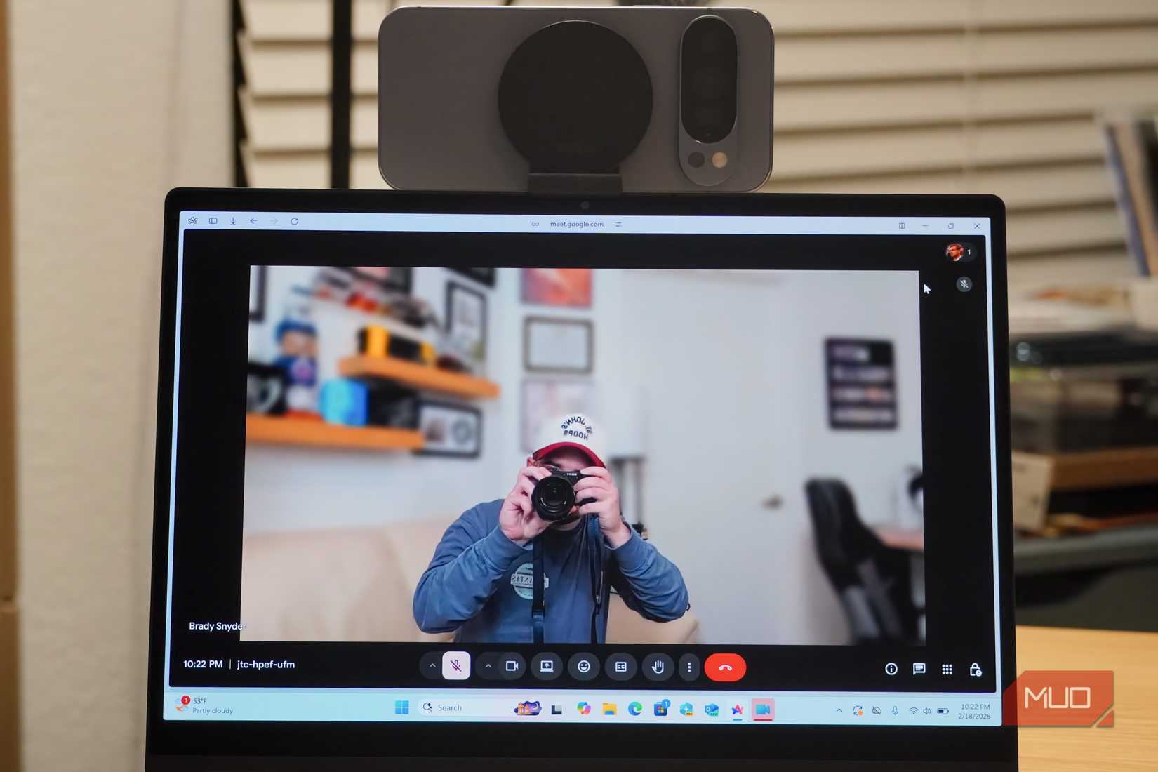 Google Pixel 10 Pro-এ Google Meet-এ কানেক্ট করা ক্যামেরা।