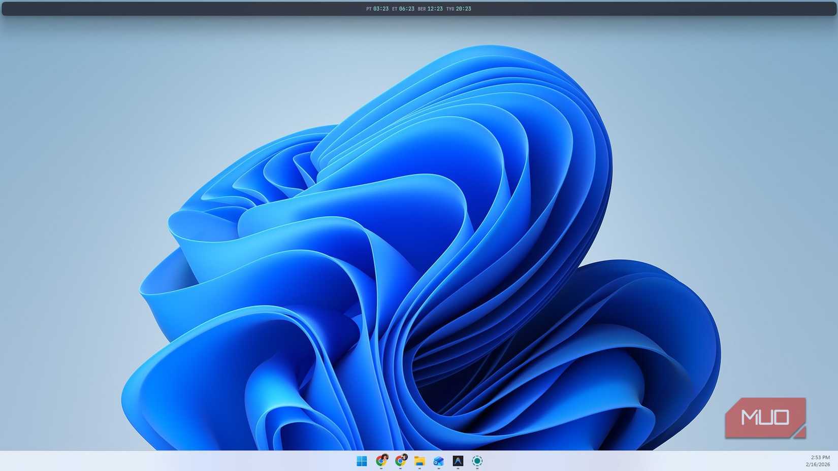 Windows 11'deki ikincil YASB çubuğu farklı saat dilimlerini gösterir.