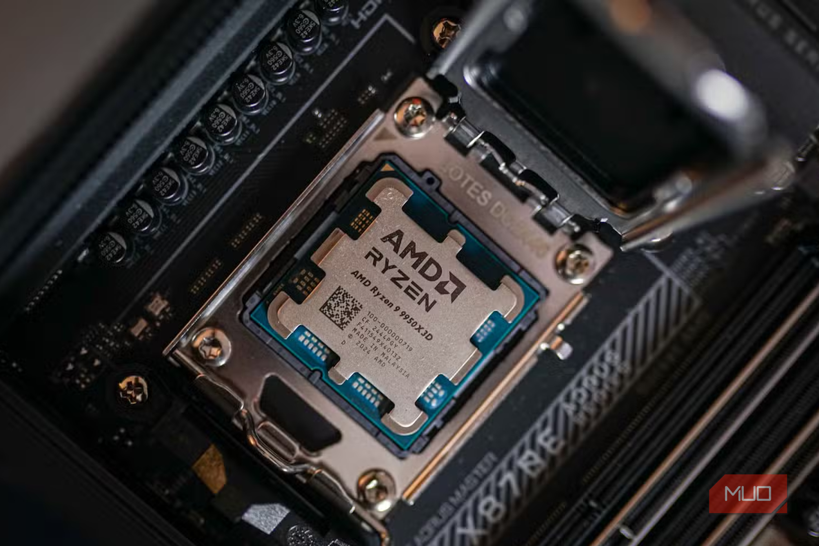 amd ryzen 9 9950x3d top down.