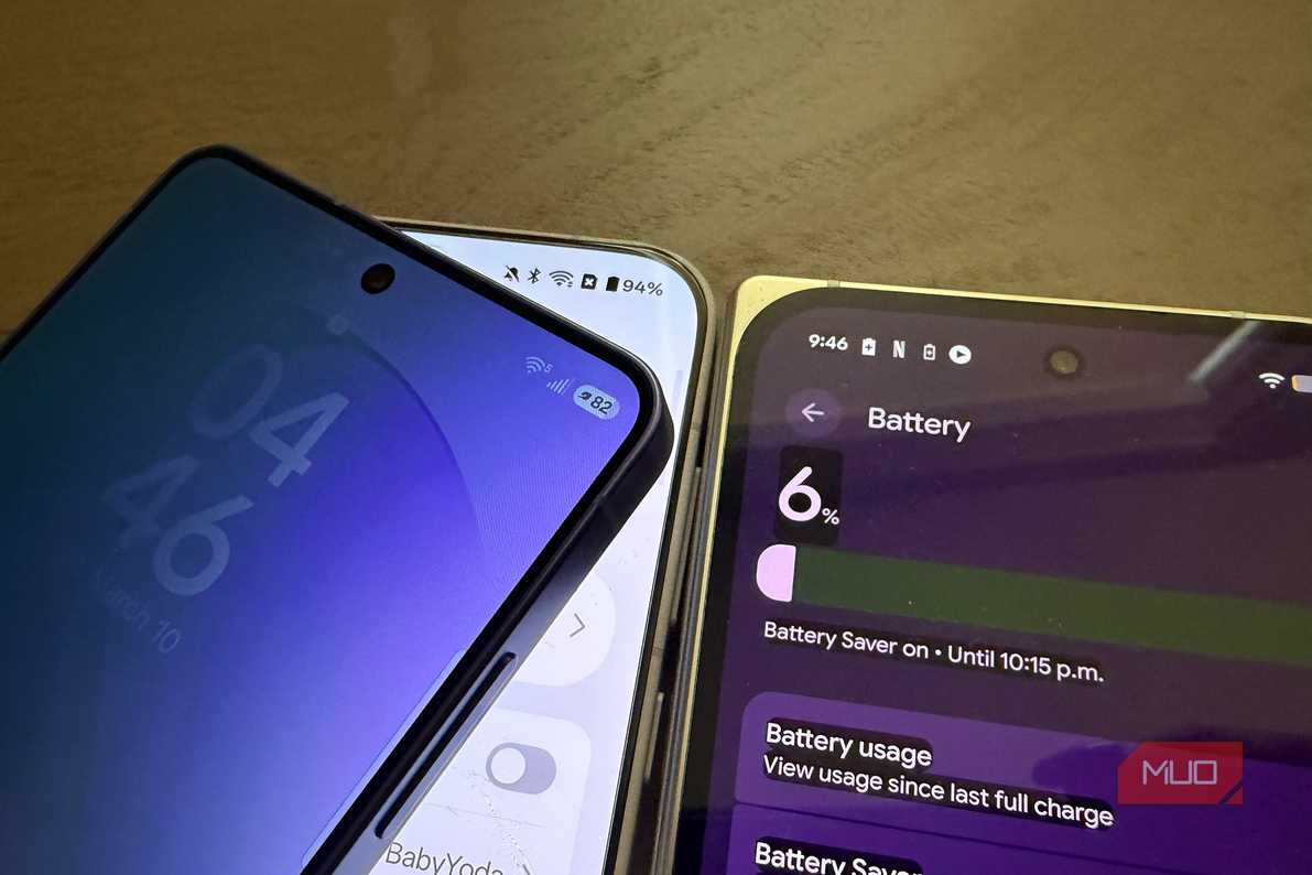 Мониторинг состояния аккумулятора Крупный план смартфона с виджетом состояния батареи