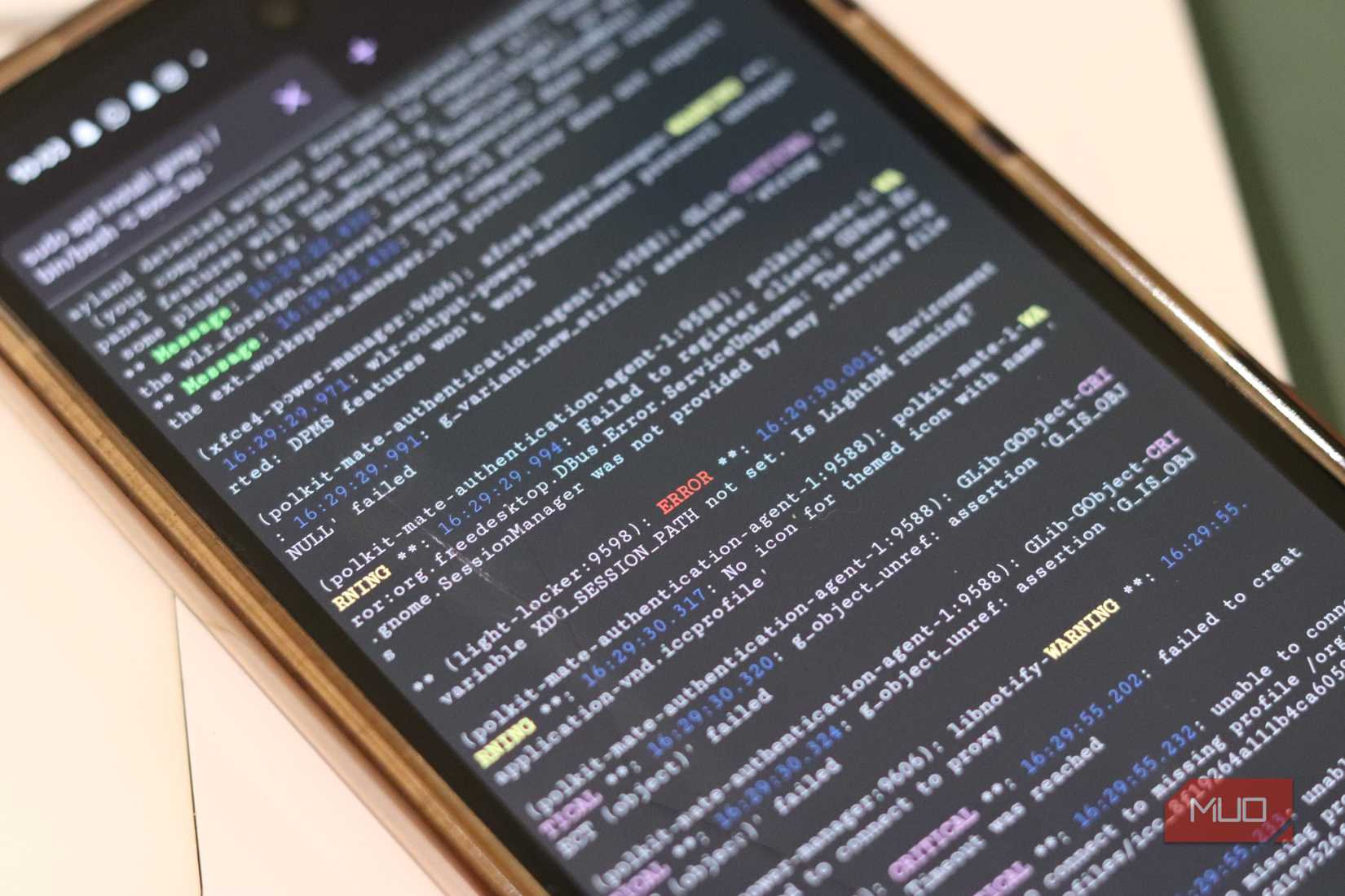 Terminal Android que muestra códigos de error al ejecutar la pantalla.