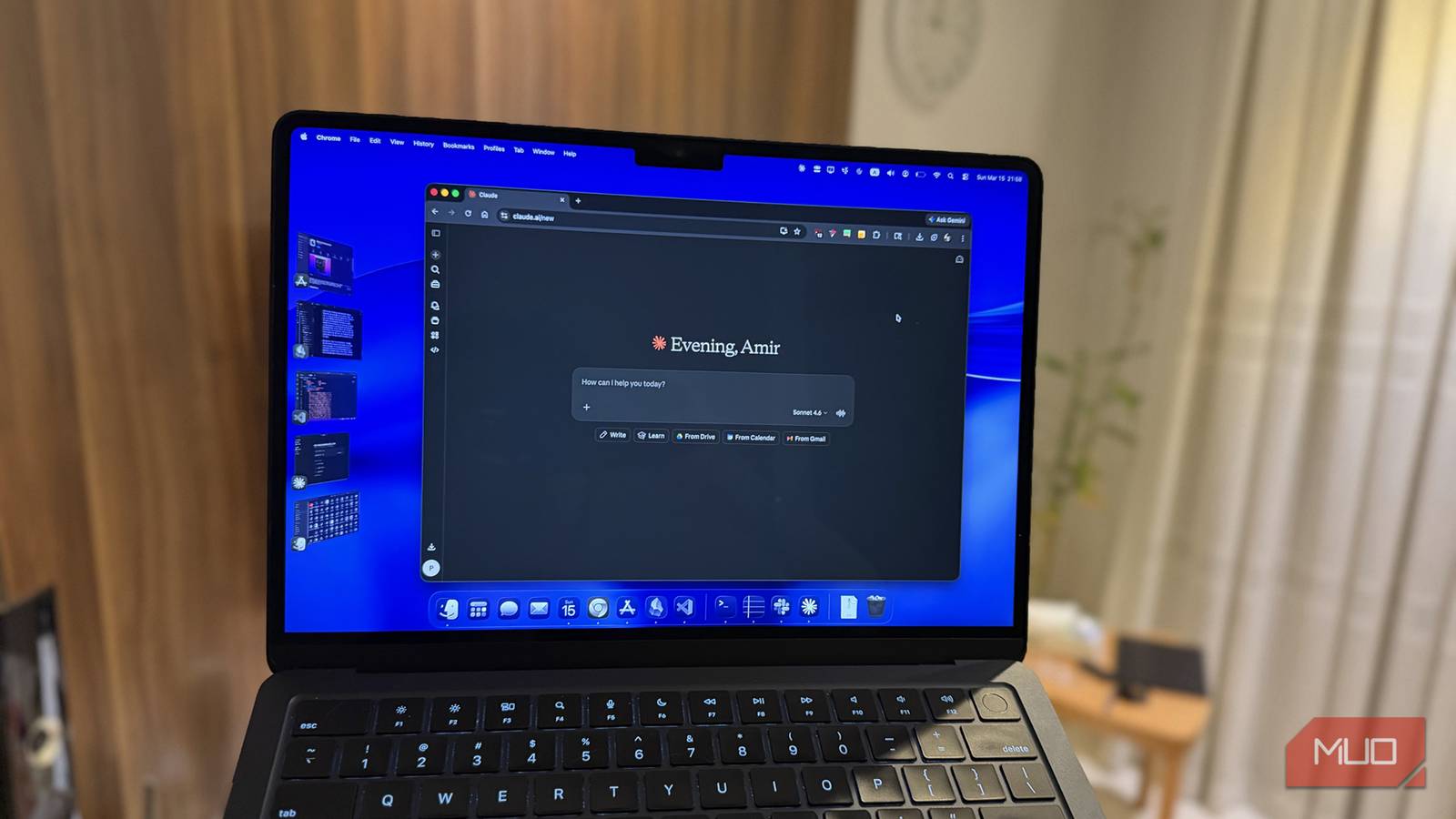 ノートパソコンでClaudeのウェブインターフェースを開いている様子