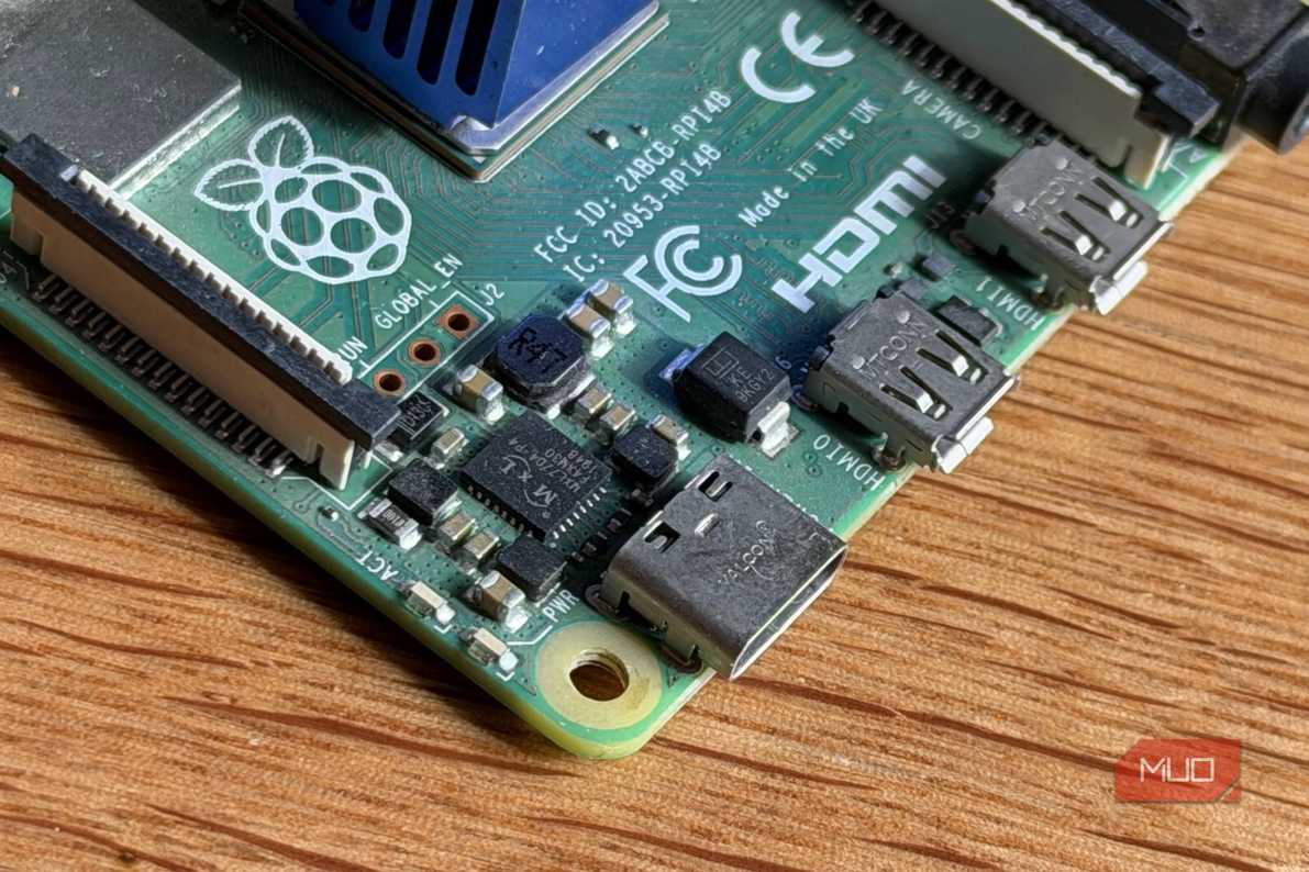 Чипы памяти Raspberry Pi Процессор и чипы памяти на одноплатнике